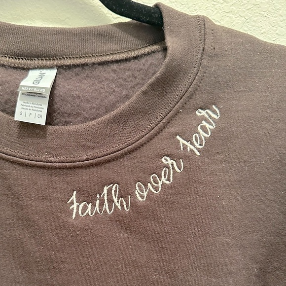 Gildan Tops - BRAND NEW SAMPLE GILDAN FAITH OVER FEAR COLLAR EMBROIDERED SWEATSHIRT SIZE SMALL